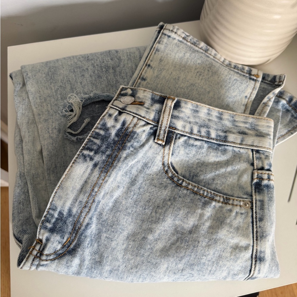 PrettyLittleThing Light Blue Acid-Wash Denim Jeans